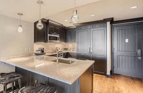 Avon Resort | Beaver Creek Luxury 2BR, 2Bath ski-in & ski-out suite inside the Ritz-Carlton