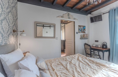 Arzacq-Arraziguet Bed & Breakfast | Bed and Breakfast 'Capucine' with Mountain View, Wi-Fi and Air Conditioning