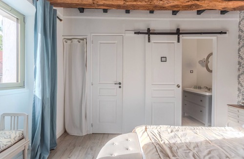 Arzacq-Arraziguet Bed & Breakfast | Bed and Breakfast 'Capucine' with Mountain View, Wi-Fi and Air Conditioning