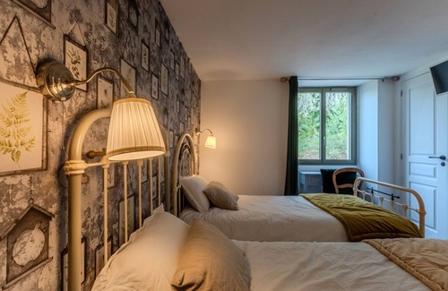 Arzacq-Arraziguet Bed & Breakfast | Bed and Breakfast 'Iris' with Mountain View, Wi-Fi and Air Conditioning