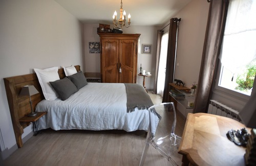 Sainte-Savine Bed & Breakfast | Bed and breakfast with heated pool in season