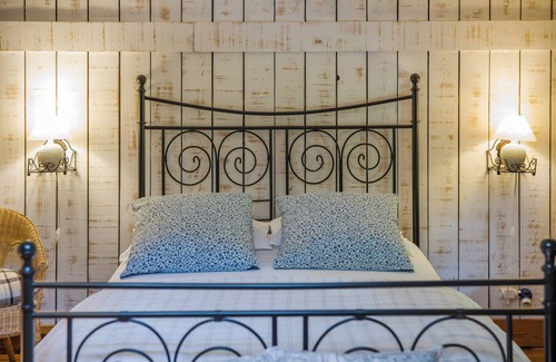 Noaillan Bed & Breakfast | Bed and Breakfast 'L'orée De Lansot - Chambre Mansarde' with Shared Terrace, Shared Garden and Wi-Fi
