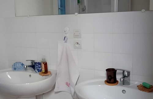 Chedigny Bed & Breakfast | Bed and Breakfast 'Le Jardin Pictural De Garance' with Shared Garden and Wi-Fi