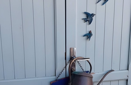 Chedigny Bed & Breakfast | Bed and Breakfast 'Le Jardin Pictural De Garance' with Shared Garden and Wi-Fi