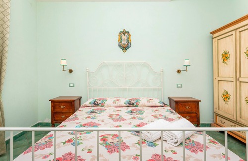 Calatabiano Bed & Breakfast | Bed and Breakfast 'Terra' with Sea View, Shared Pool and Wi-Fi