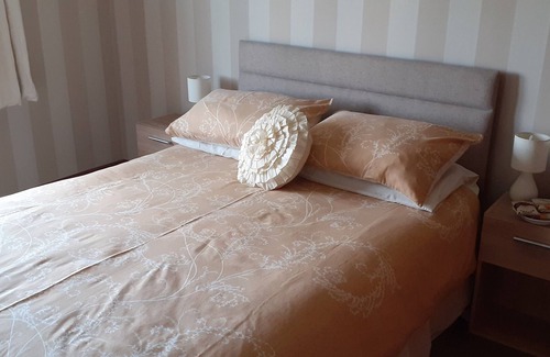 Stanton Drew Bed & Breakfast | Bed and breakfast with views of the stone circles.Double room with en suite 🚽