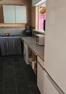 Aleria House | Bed and kitchen with pool