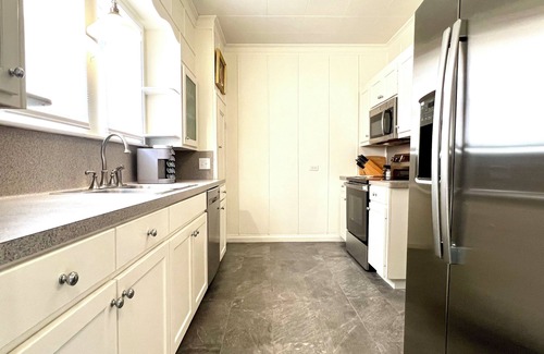 Brenham House | BEE in BRENHAM Holiday Cottage - Premium location walking distance to downtown