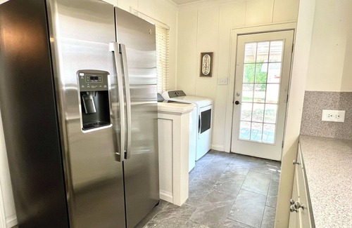Brenham House | BEE in BRENHAM Holiday Cottage - Premium location walking distance to downtown