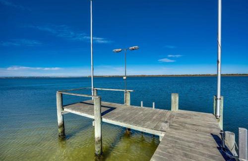 Nangkita House | Beladura - 35 Goolwa Channel Drive Hindmarsh Island - Linen Included