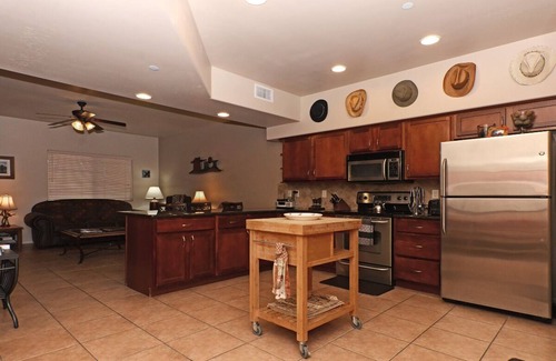 Oak Creek House | Bell Rock Vista - Hot Tub, Spacious Townhouse with Great Location and Views