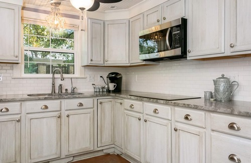 Fredericksburg Apartment | Bella Manor Lavender Suite | King Bed | Walk to Main