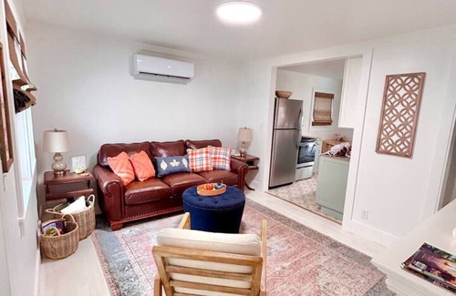 Eagle Rock Apartment | Belle Cottage lake side with view walk down to water