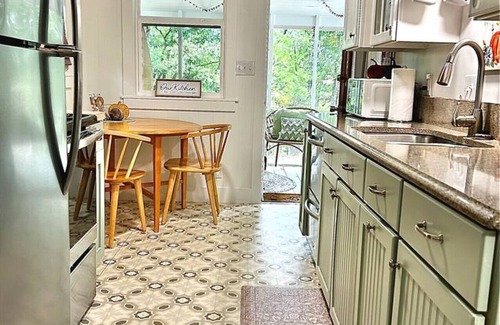 Eagle Rock Apartment | Belle Cottage lake side with view walk down to water