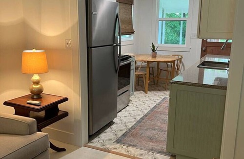 Eagle Rock Apartment | Belle Cottage lake side with view walk down to water