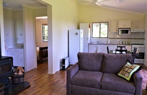 Bellthorpe Cabin | Bellthorpe Stays- Bowerbird Cabin: nature-based accommodation. Pooches permitted