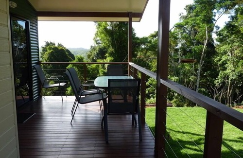 Bellthorpe Cabin | Bellthorpe Stays- Bowerbird Cabin: nature-based accommodation. Pooches permitted
