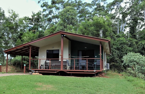 Bellthorpe Cabin | Bellthorpe Stays- Bowerbird Cabin: nature-based accommodation. Pooches permitted