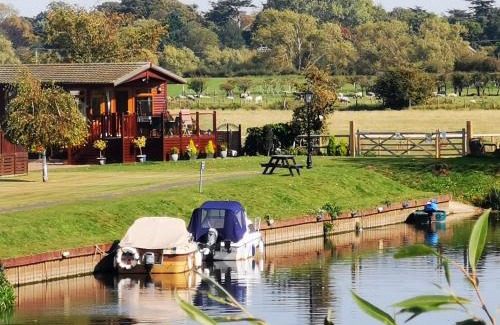 Tiddington Cabin | Bend in the River Lodge