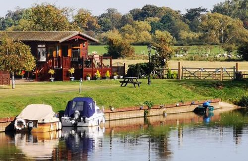 Tiddington Cabin | Bend in the River Lodge