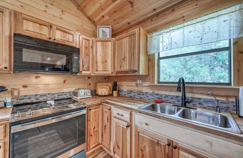 Fredericksburg Cabin | Benjamin Cabin-HotTub-10 min to Main Street!