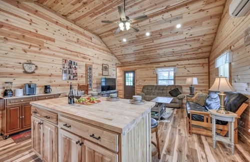 Fredericksburg Cabin | Benjamin Cabin-HotTub-10 min to Main Street!