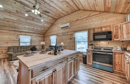 Fredericksburg Cabin | Benjamin Cabin-HotTub-10 min to Main Street!