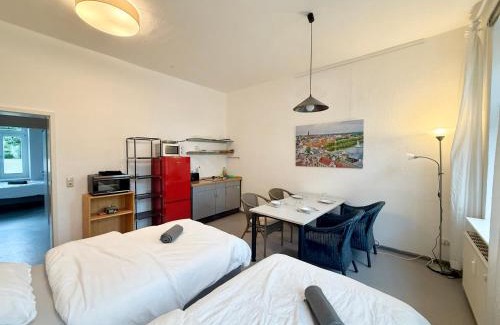 Schwerin Apartment | Berta - Zentrale Wohnung - 2 Küchenzeilen - Nähe Bahnhof