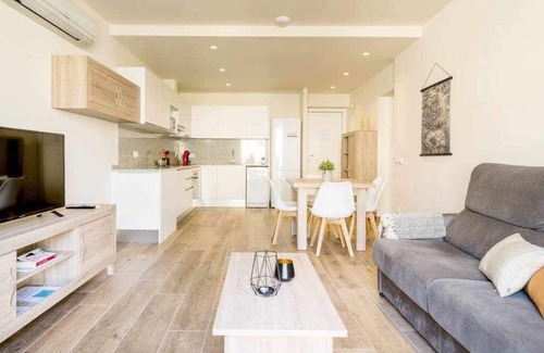 Besalu Apartment | Besalu 2-1 New stylish apt on Plaça Llibertat