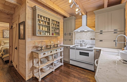Wears Valley Cabin | Bespoke Cabin w/Pool access, minutes from Nat'l Park & Pigeon Forge