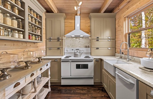 Wears Valley Cabin | Bespoke Cabin w/Pool access, minutes from Nat'l Park & Pigeon Forge