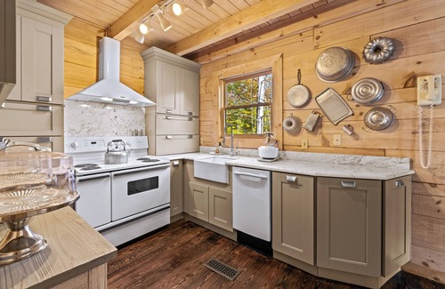 Wears Valley Cabin | Bespoke Cabin w/Pool access, minutes from Nat'l Park & Pigeon Forge
