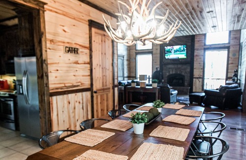 Broken Bow Cabin | Best Kept Secret, Hot Tub, Pool Table, Playset, Fireplace, Free Firewood
