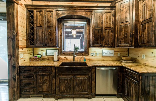 Broken Bow Cabin | Best Kept Secret, Hot Tub, Pool Table, Playset, Fireplace, Free Firewood