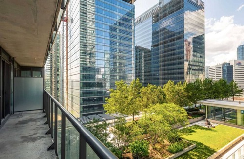 Downtown Toronto Apartment | Best Location in Toronto! Sleeps 6 Overlooking Scotiabank Arena!