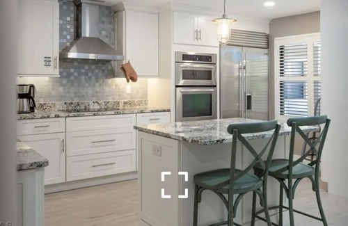 Iona Condo | BEST OF BOTH WORLDS 🏝️🏖️ between Fort Myers Beach and Sanibel Island!