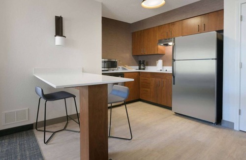 Fossil Creek Hotel | Best Place to Stay in Fort Worth! Outdoor Pool, Free Parking and Breakfast!