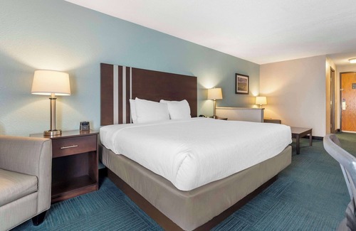 Barton Hotel | Best Western St. Clairsville Inn & Suites