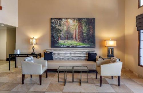 Tulare Hotel | Best Western Town & Country Lodge