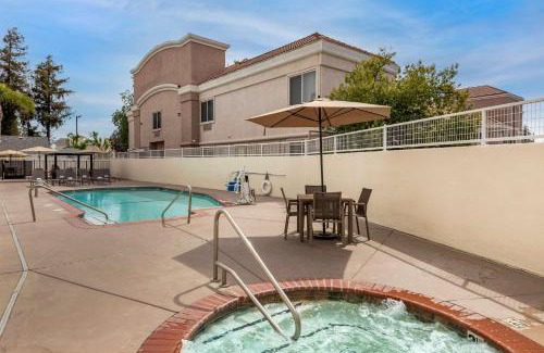 Tulare Hotel | Best Western Town & Country Lodge