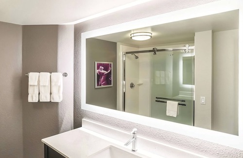 Woodlands Village House | Better Choice for your Vacation! 2 Pet-Friendly Units, Pool, Free Parking