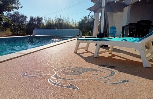 Jonquieres-Saint-Vincent Villa | Between Provence and Camargue