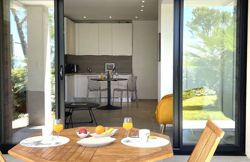 Mougins Apartment | Between CANNES and GRASSE In the heart of MOUGINS garden level 3 rooms swimming pool