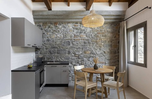 Sourpi House | BH1007 - C - Suite Magnisia