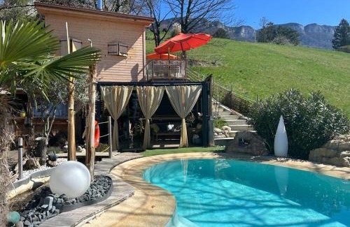 Mouxy House | Bienvenue dans notre Tiny House le Roscoland sur notre établissement professionnel à La Marc'Quize avec piscine partagée et bain nordique privatif en prestation supplément