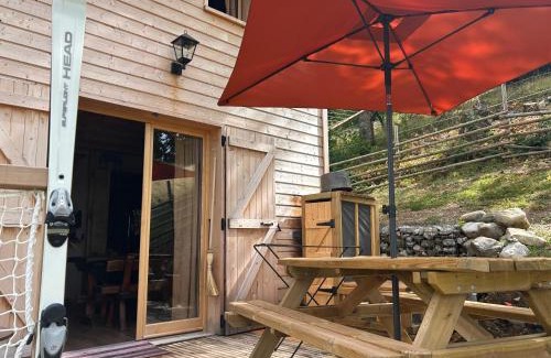 Mouxy House | Bienvenue dans notre Tiny House le Roscoland sur notre établissement professionnel à La Marc'Quize avec piscine partagée et bain nordique privatif en prestation supplément