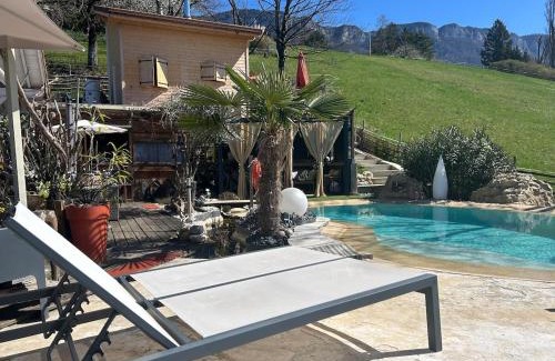 Mouxy House | Bienvenue dans notre Tiny House le Roscoland sur notre établissement professionnel à La Marc'Quize avec piscine partagée et bain nordique privatif en prestation supplément