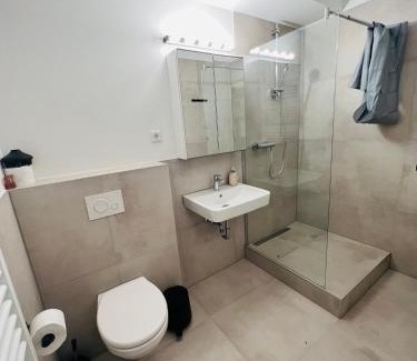 Erwitte Apartment | Big Apartment l 18 Beds l Free Parking l WiFi l