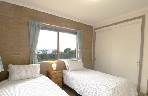 Eden Cottage | Big Bimil: 4 bedroom, pet friendly fenced yard