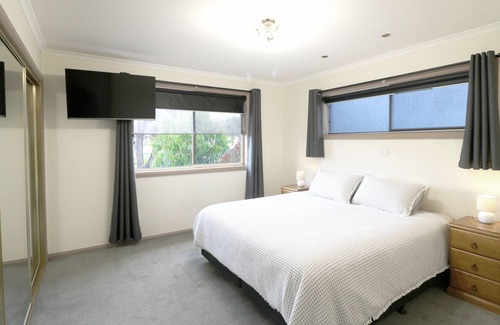 Eden Cottage | Big Bimil: 4 bedroom, pet friendly fenced yard